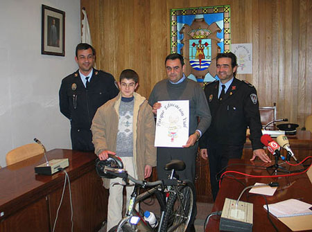 foto noticia: CASI 2.000 ALUMNOS DE TOTANA PARTICIPAN EN EL PROGRAMA DE EDUCACI�N VIAL DURANTE EL PRIMER TRIMESTRE DEL CURSO ESCOLAR 2003/2004