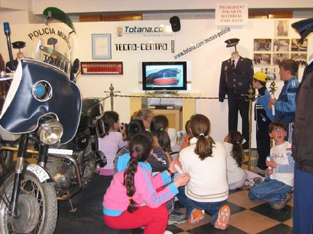 UNAS 5.000 PERSONAS VISITAN LA I EXPOSICIÓN DE MATERIAL POLICIAL ORGANIZADA POR LA POLICÍA LOCAL DE ESTA LOCALIDAD